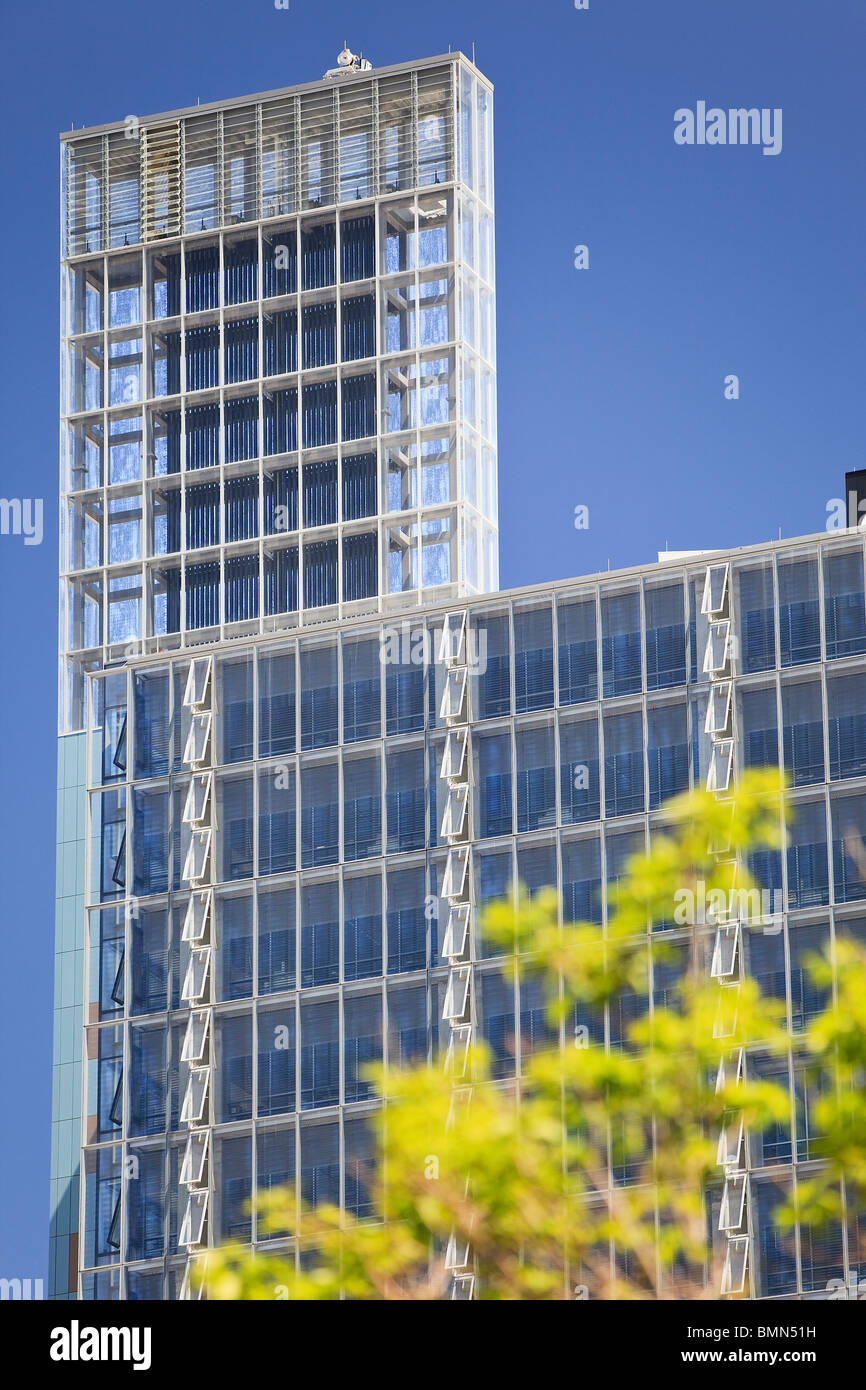Solarkamin und geöffneten Fenstern auf Manitoba Hydro Platz.  Eines der weltweit umweltfreundlichsten Bürogebäude. Stockfoto