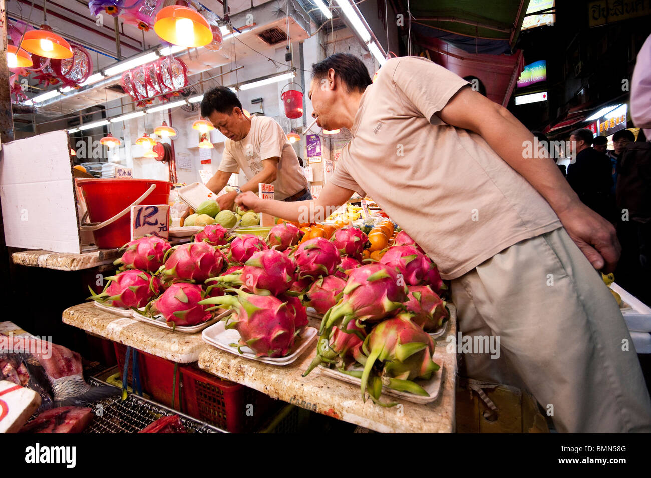 Mann kaufen Gemüse und Drachen Frucht in Wan Chai, Hong Kong Stockfoto