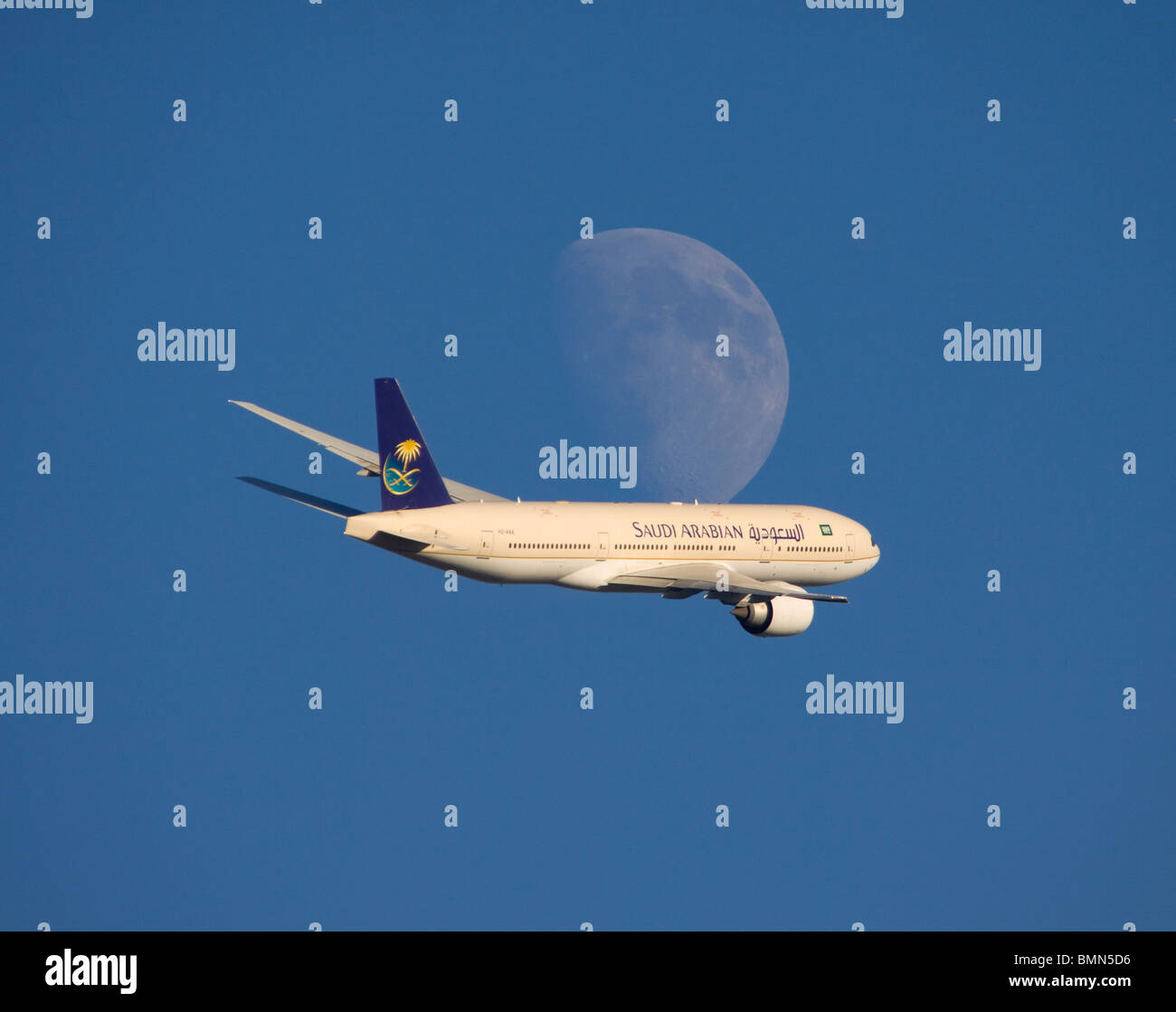 Saudi Arabian Airlines Boeing 777-268ER vor dem Mond vorbei, kurz nach dem Start vom Flughafen London Heathrow Stockfoto