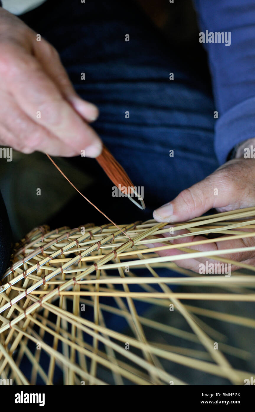 Gallipoli. Italien. Vincenzo Abate in seiner Werkstatt machen traditionelle Garnelen Töpfe mit Wasser rauscht (Giunco) Stockfoto