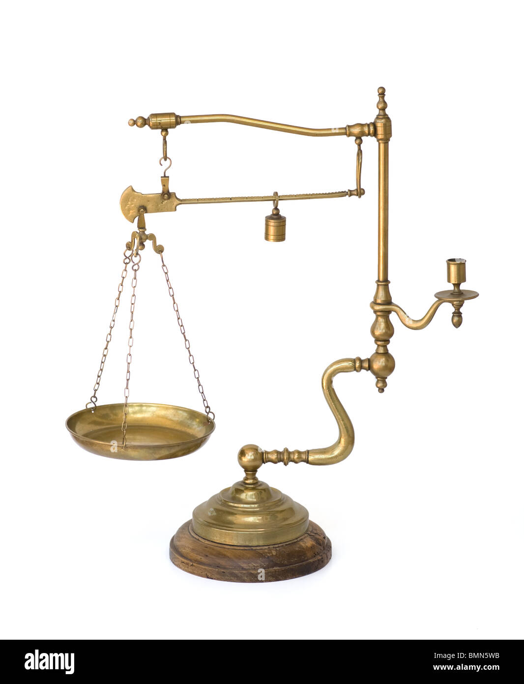 Vintage Messingskala mit Gewicht, Pfanne und Kerzenhalter isoliert. Verwendet für die Ausstellung oder Dekoration als eine einzigartige Vintage-Antike. Stockfoto