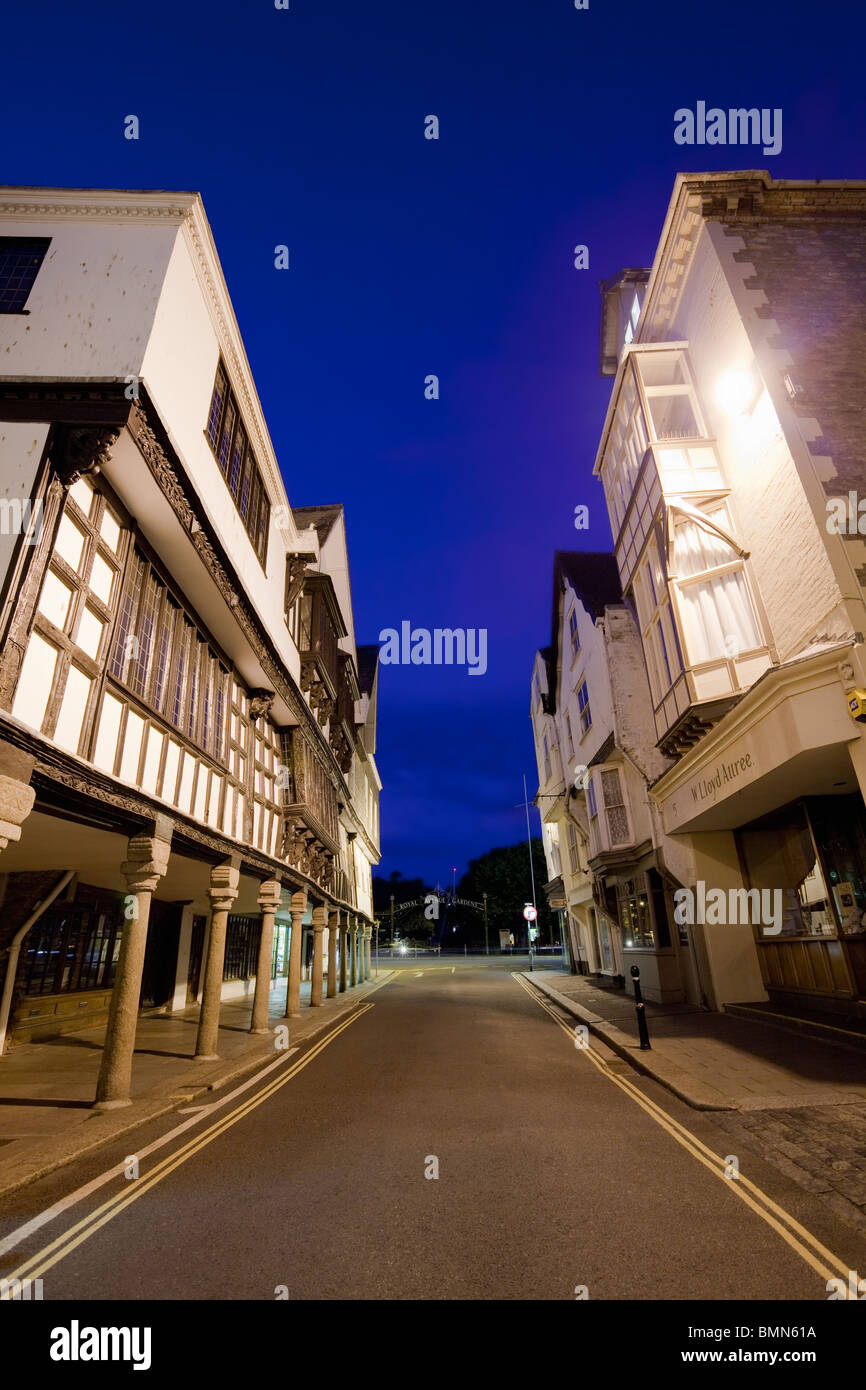 England Devon Duke Street bei Nacht mit dem Butterwalk, Dartmouth, South Hams, Devon, England, Großbritannien Stockfoto