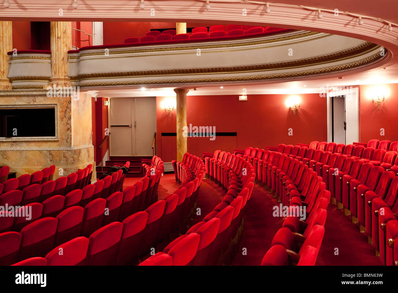 roter samt Sitz im klassischen Theater in Cahors, Frankreich Stockfoto