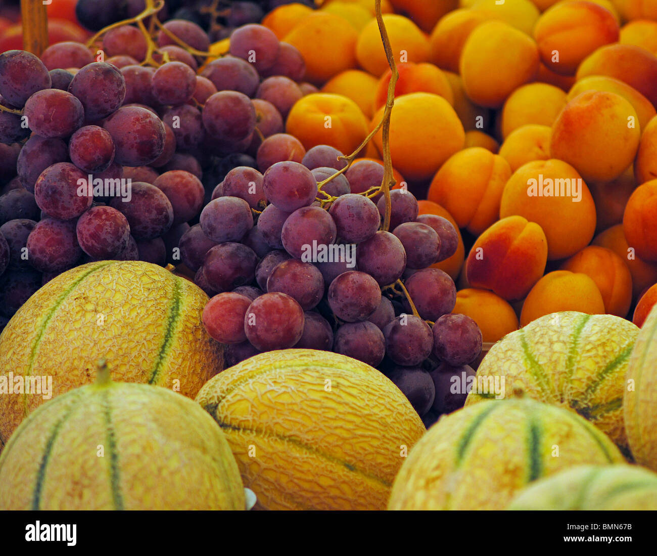 Melonen, Trauben und Aprikosen auf einem Markt in Venedig, Italien Stockfoto