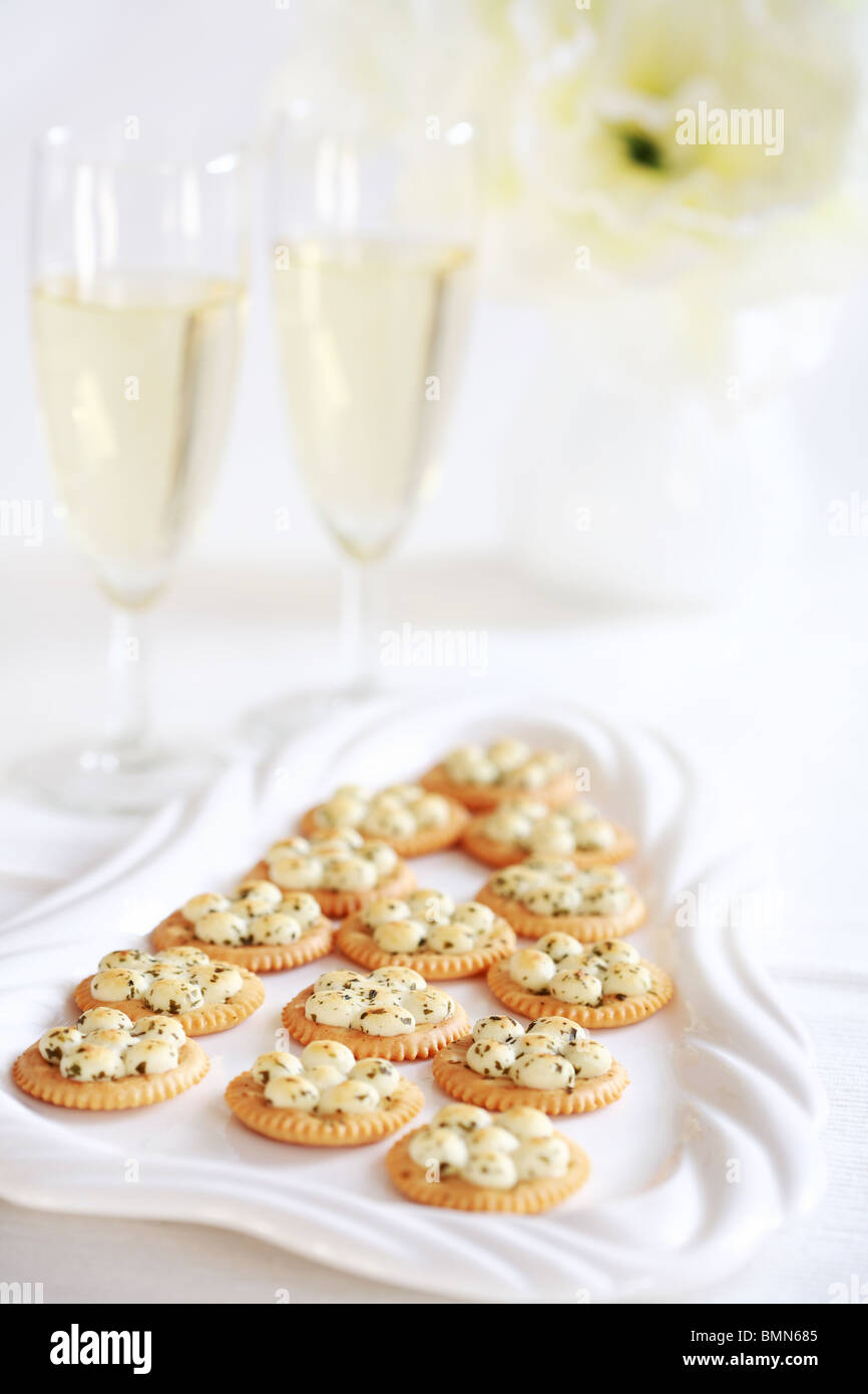 Kleinen Cracker mit Käse mit zwei Gläser Wein Stockfoto