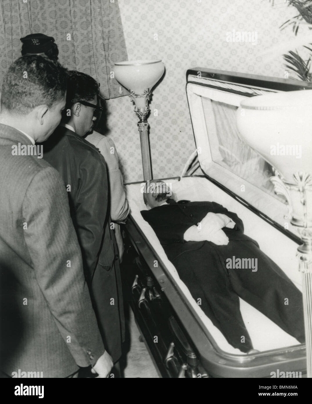 MALCOLM X - uns Black Muslim-Führer nach seiner Ermordung im Februar 1965 seinen Körper in Einheit Beerdigungsinstitut in Harlem angezeigt wurde Stockfoto