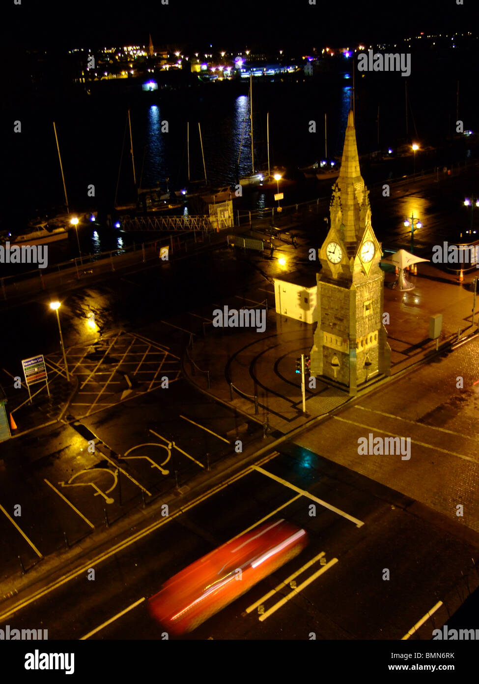 Straßen- und Waterford Uhrturm in der Nacht neben Fluss Suir Waterford Irland Stockfoto