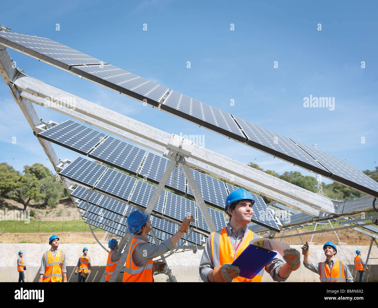 Spanische Solarkraftwerk mit Arbeiter Stockfoto