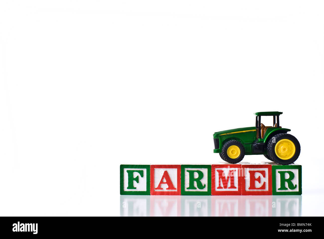 Bunte Kinder-Blöcke Rechtschreibung Bauer mit dem Traktor Stockfoto