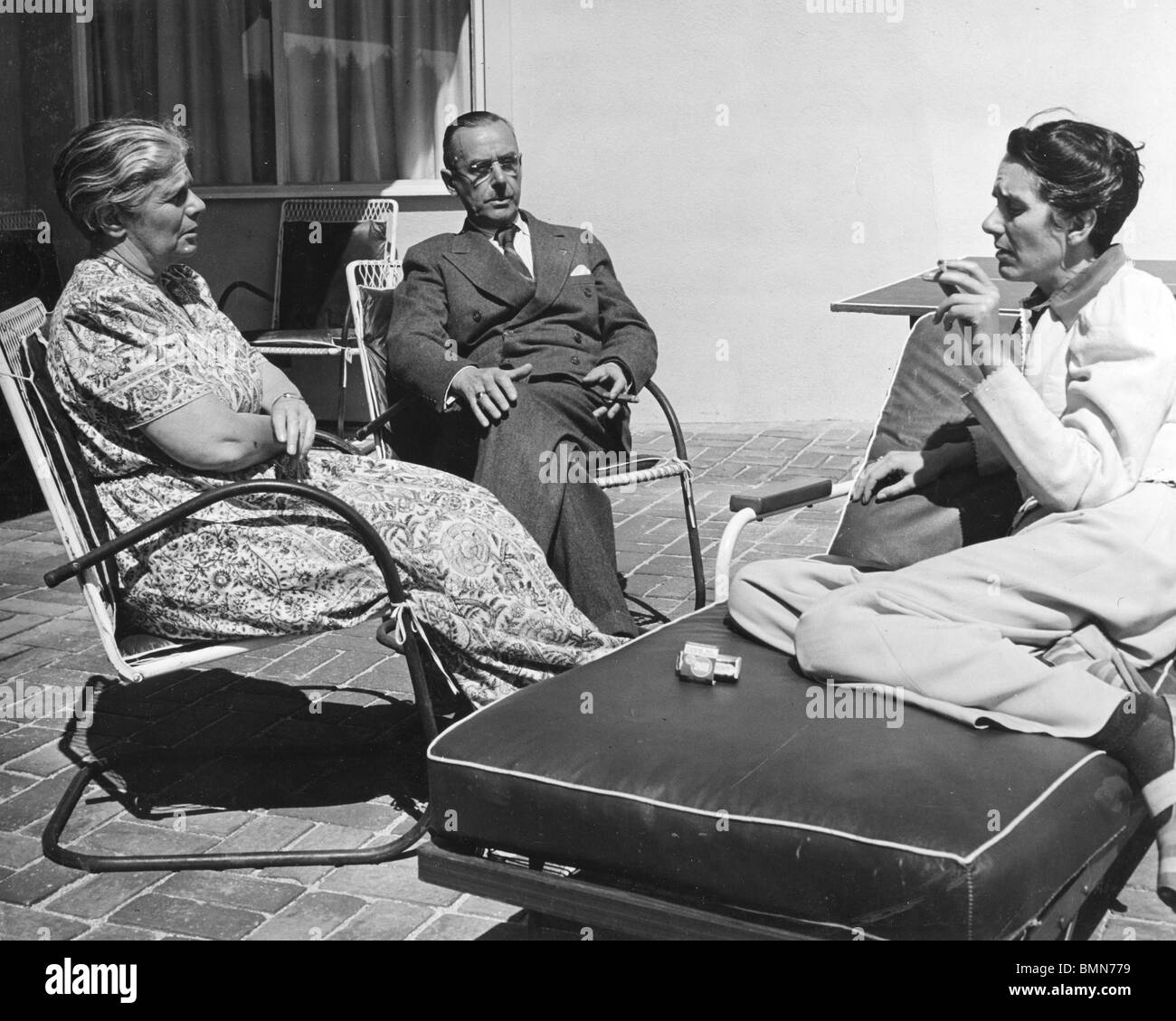 THOMAS MANN In Pacific Palisades Los Angeles Im Jahr 1943 Mit Frau THOMAS MANN In Pacific Palisades Los Angeles Im Jahr 1943 Mit Frau