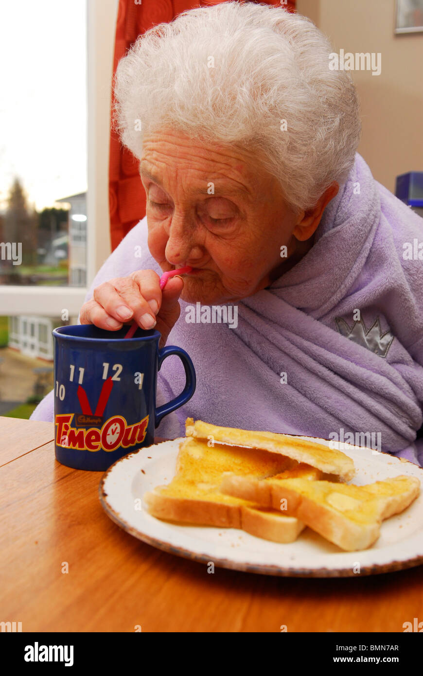 Ältere Menschen in ihrem Zimmer in einem Altenheim ihr frühstücken, Wirral, UK ansässig. Stockfoto