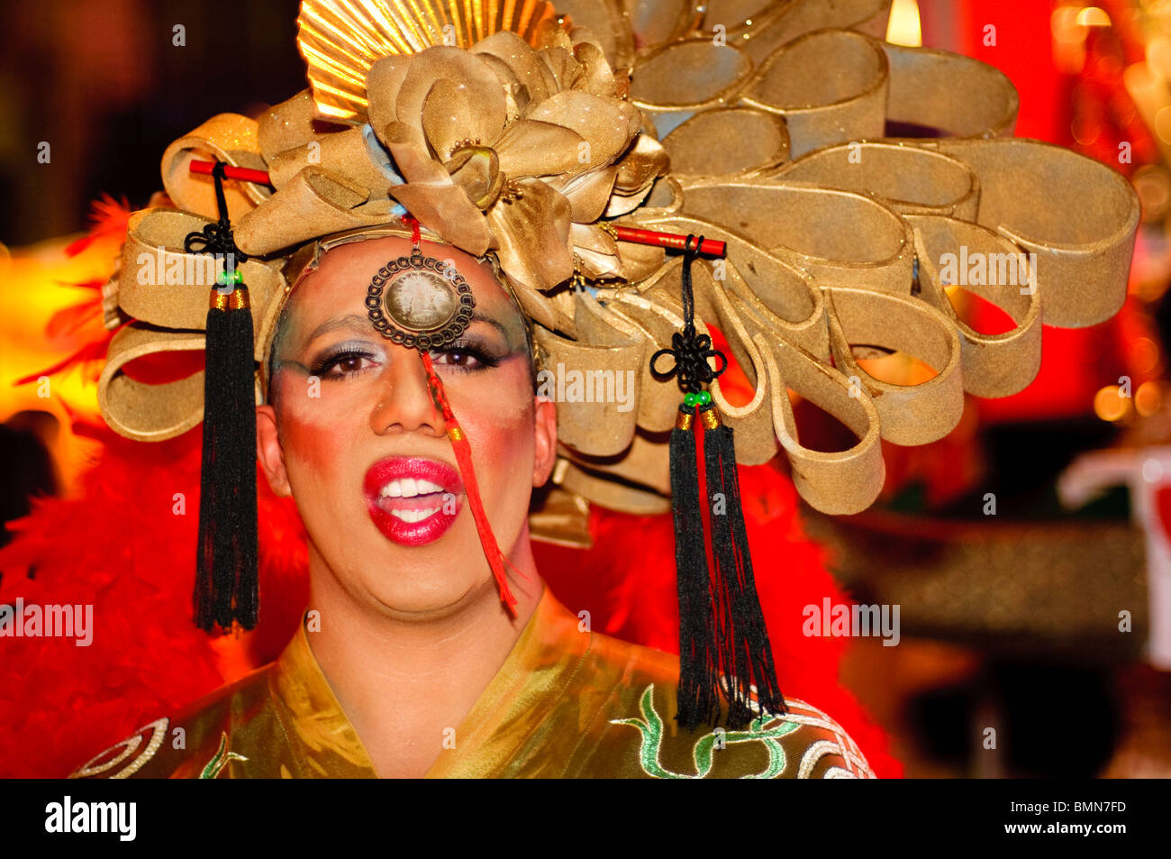 Karneval-Teilnehmer mit einem großen aufwendigen orientalisch anmutenden Kopfschmuck und Kostüm. Sydney, Australien. Stockfoto