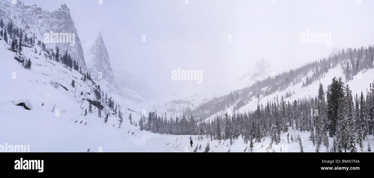 Winterpanorama von westlichen Sajan-Gebirge. Sibirien. Russland Stockfoto