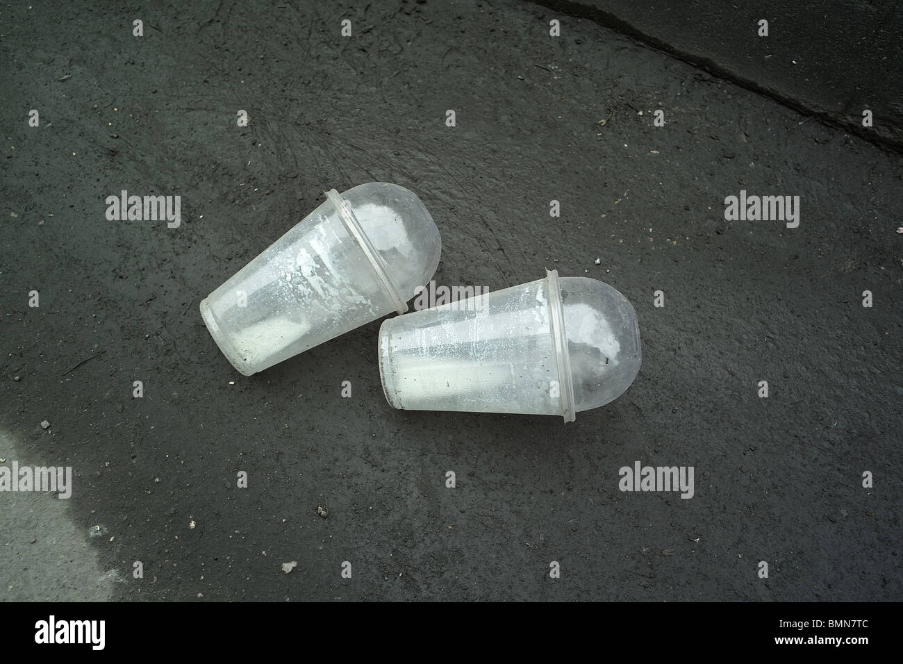 Zwei leere Plastikbecher für den Milch-Shake als Müll auf asphalt Stockfoto