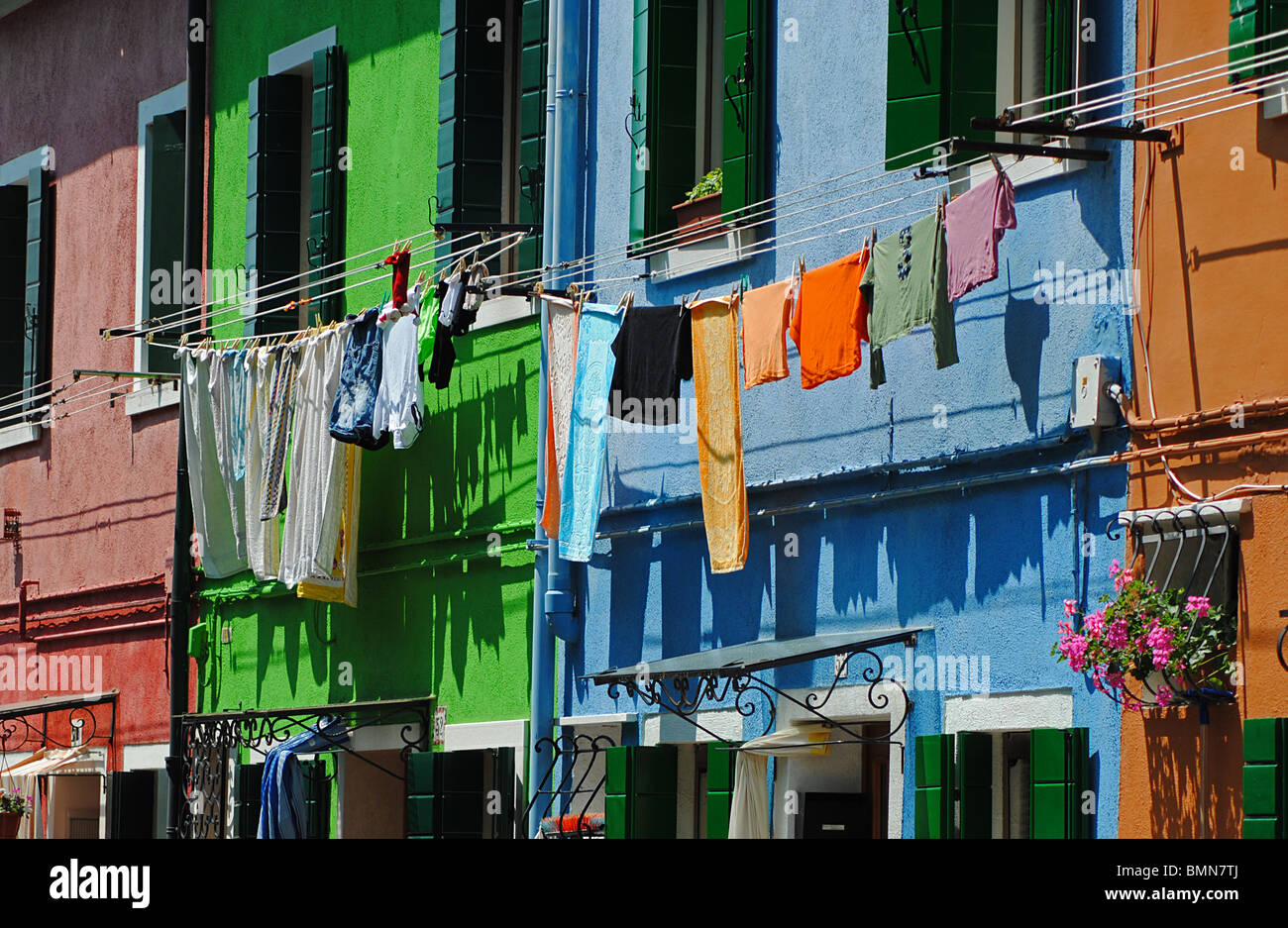 Wäscheleine und bunten Häusern auf Burano, Italien Stockfoto