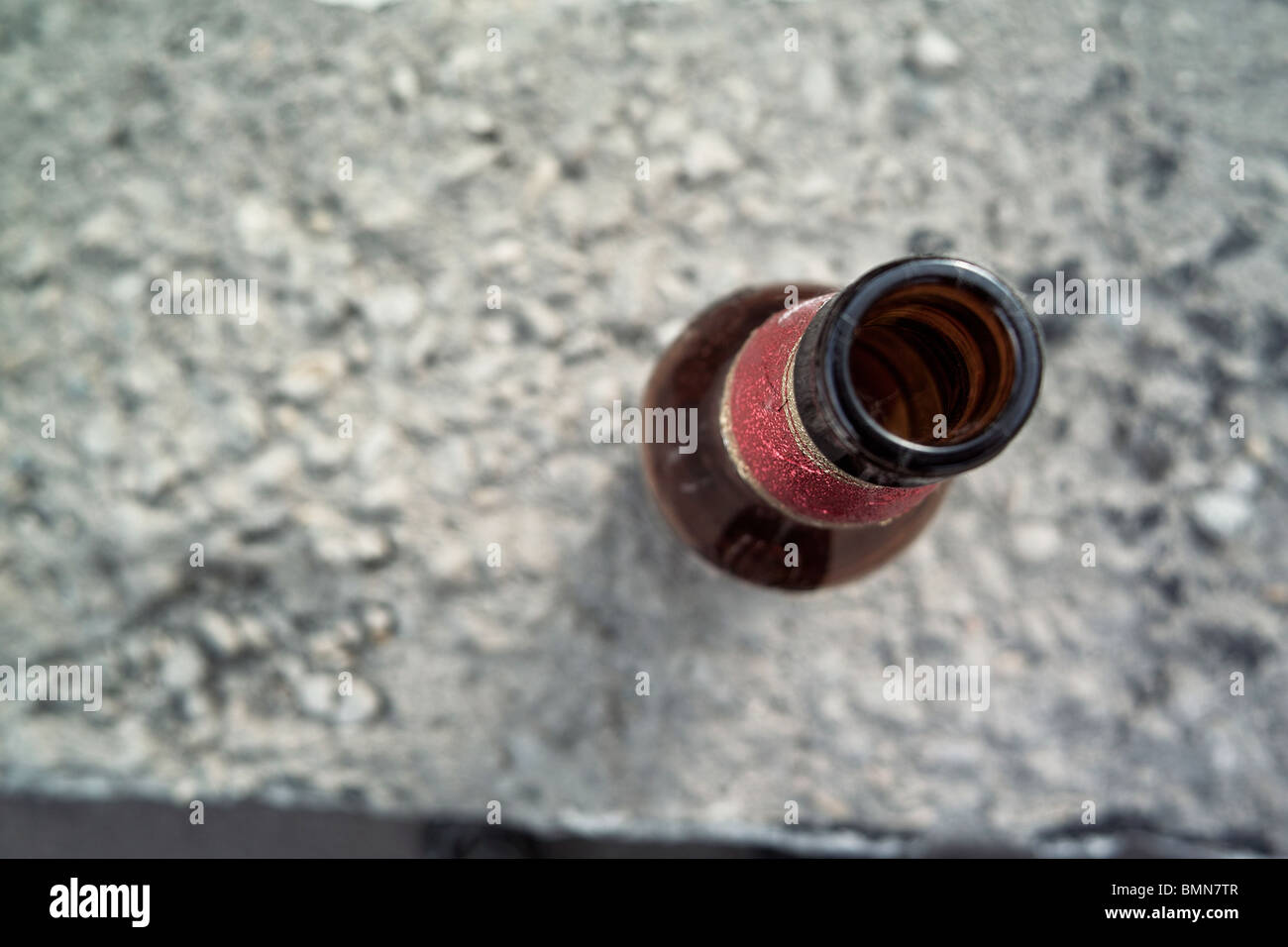Hals der Glas braunen Flasche Draufsicht Stockfoto