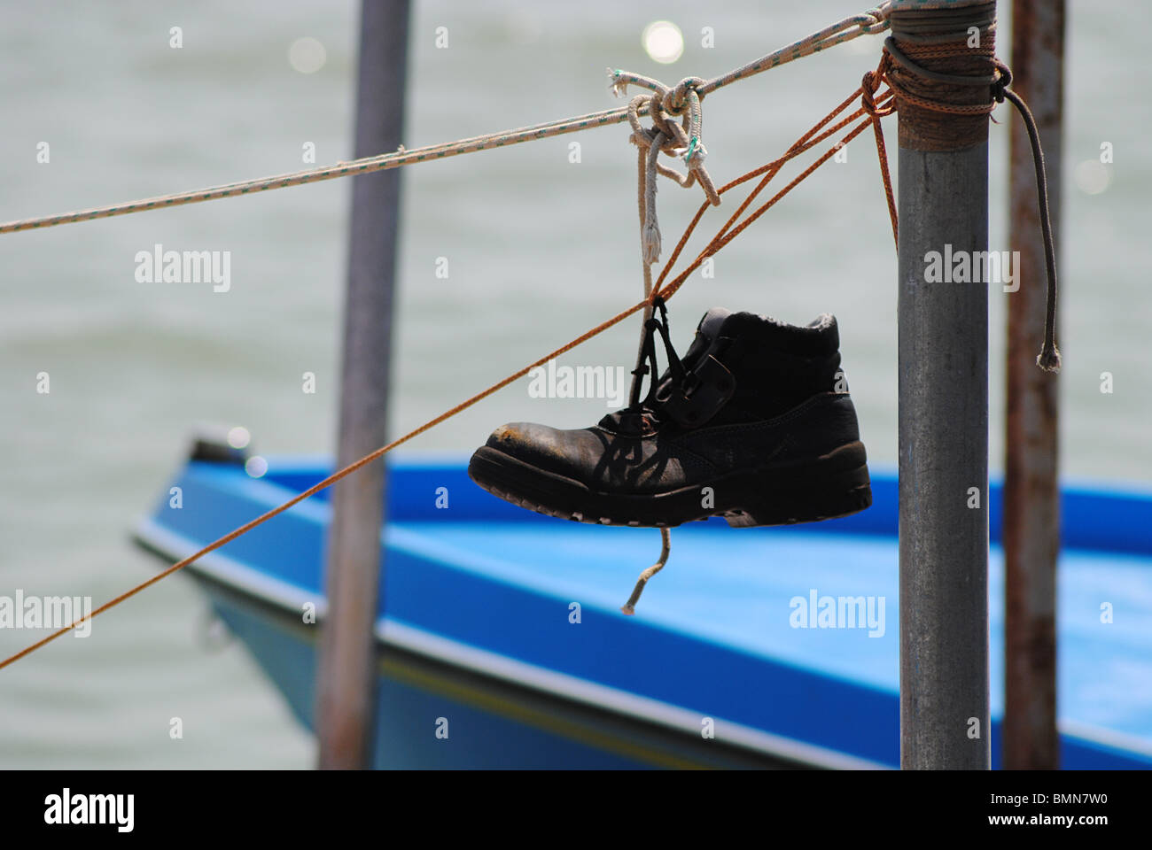 Ein Fischer nassen Schuh auflegt zum Trocknen auf der Insel Burano, Italien Stockfoto