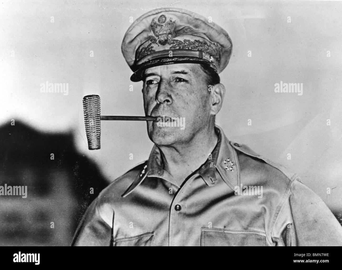 DOUGLAS MacARTHUR - US-Soldat (1880-1964) mit ist berühmten Maiskolben Pfeife ca. 1944 Stockfoto