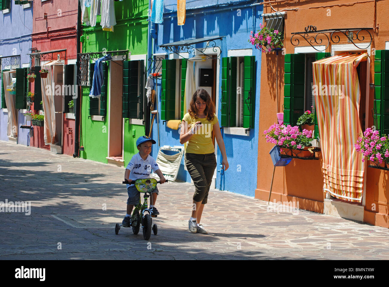 Kinder auf eine bunte Straße auf der Insel Murano, Italien Stockfoto