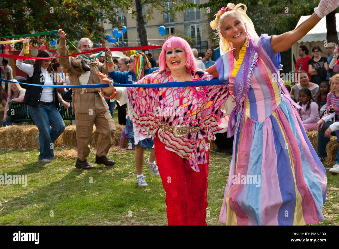 Zandra Rhodes und Donna Maria mit Donna Maria Maibaum Tänzer tanzen. Bermondsey Street Festival 2010 Stockfoto
