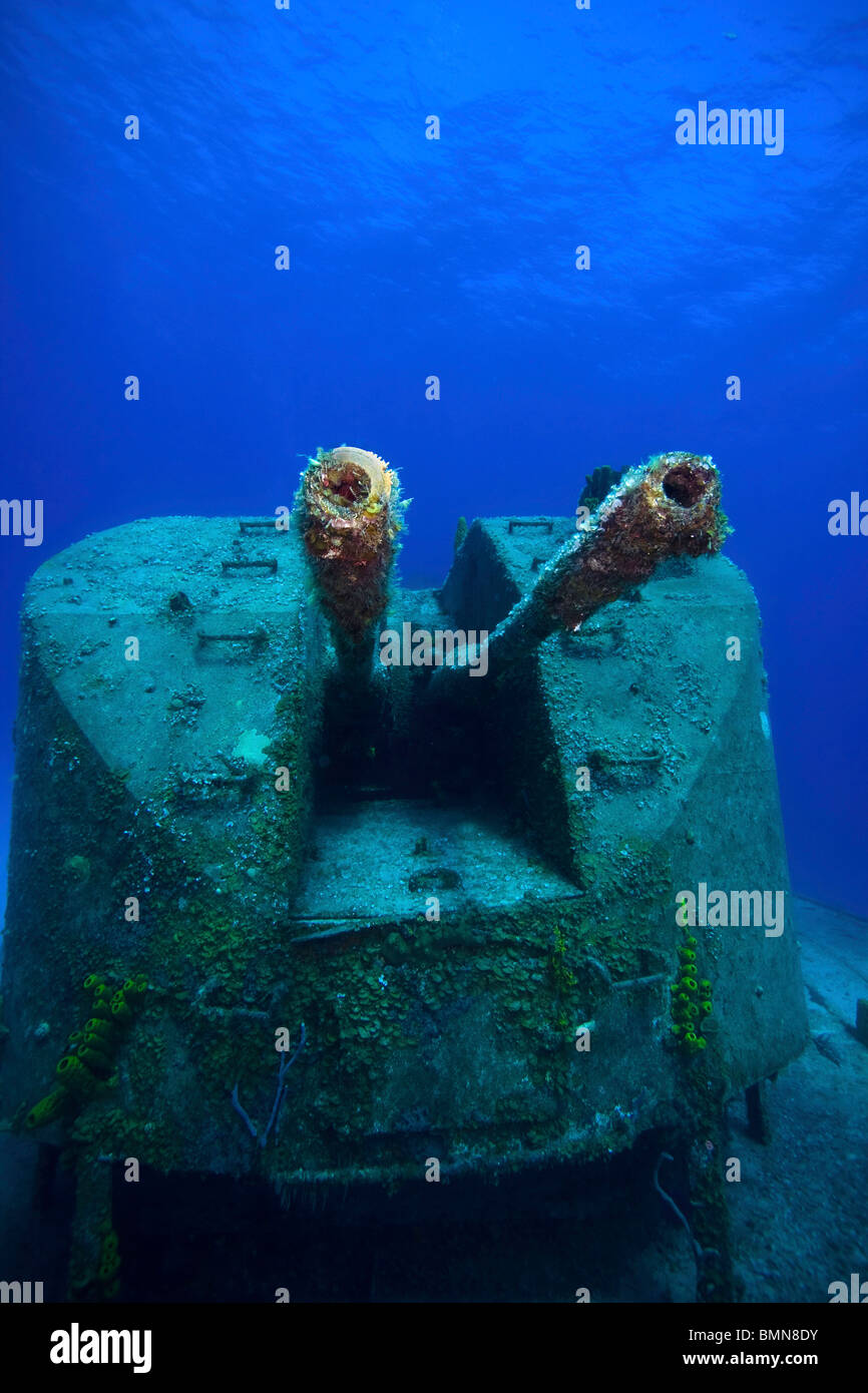 Schwere Geschütze auf zurück Deck von russischen Zerstörer 356 Kapitän Keith Tibbetts, Cayman Brac, Cayman-Inseln. Wrack Stockfoto