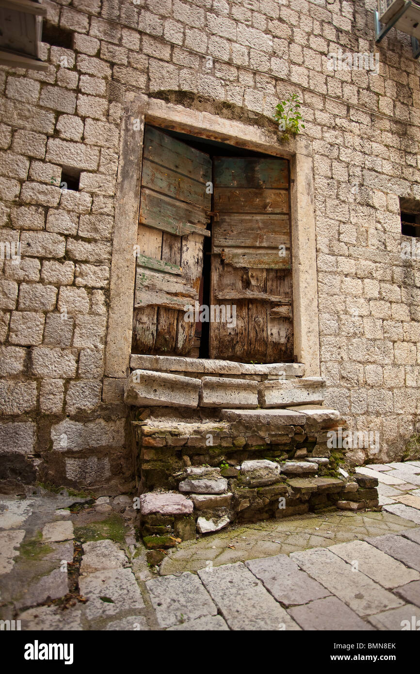 Kotor Montenegro - zerstörten Tür in der alten Stadt Detail Ruinen Stockfoto