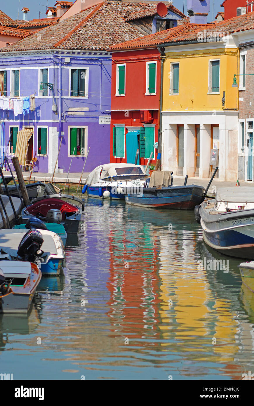 Bunte Häuser spiegelt sich in einem Kanal Burano, Italien Stockfoto