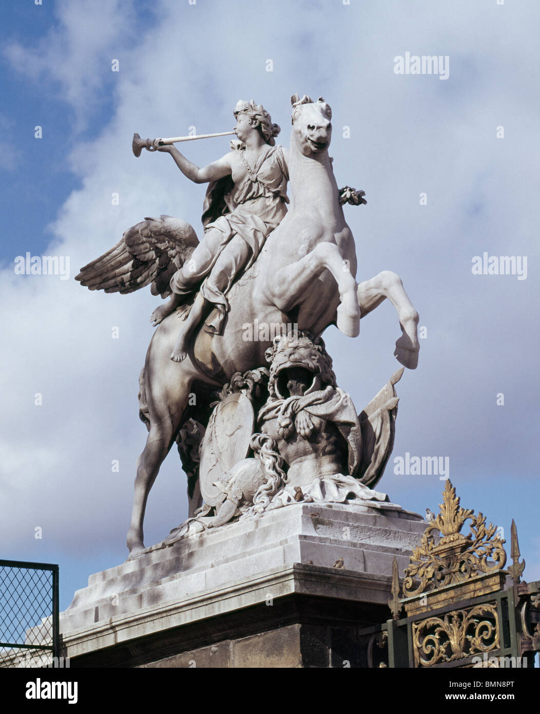 Coysevox der Reiterstatue des Ruhms auf einem geflügeltes Pferd reitet und bläst eine Trompete, Tuileries, 1702. Paris, Frankreich. Stockfoto