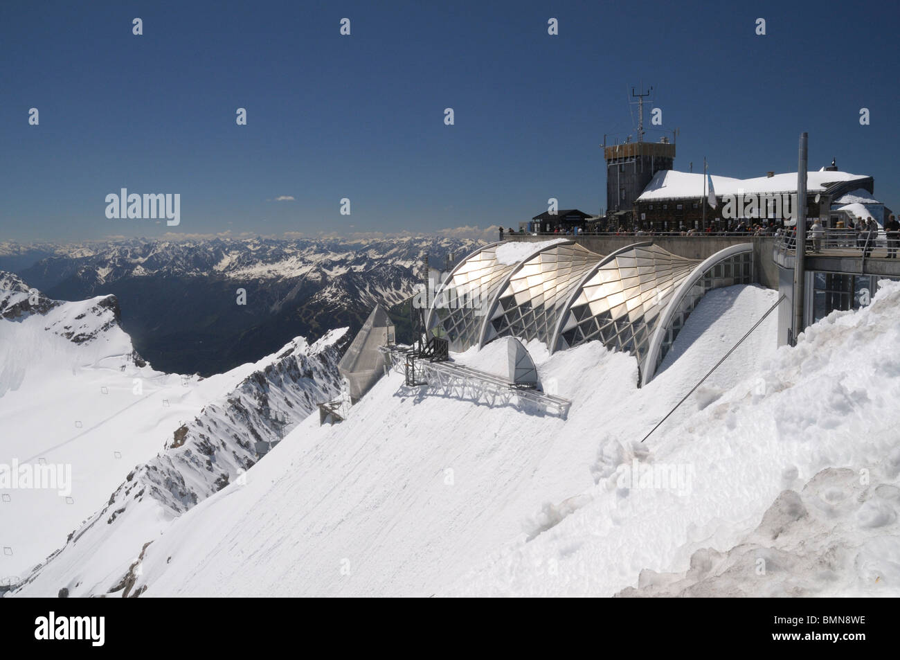 Münchner Haus und Gebäude, die auf der Suche über das Zugspitzplatt-Gletscher vom Gipfel der Zugspitze, Deutschlands höchstem Punkt Stockfoto