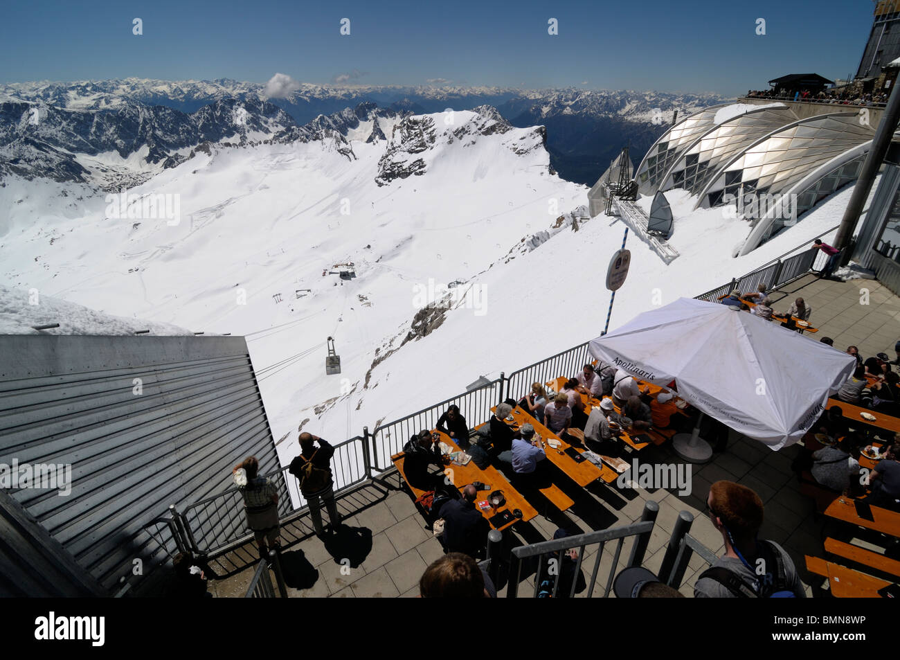 Cafe und Gebäuden, die auf der Suche über das Zugspitzplatt-Gletscher vom Gipfel der Zugspitze, Deutschlands höchstem Punkt Stockfoto