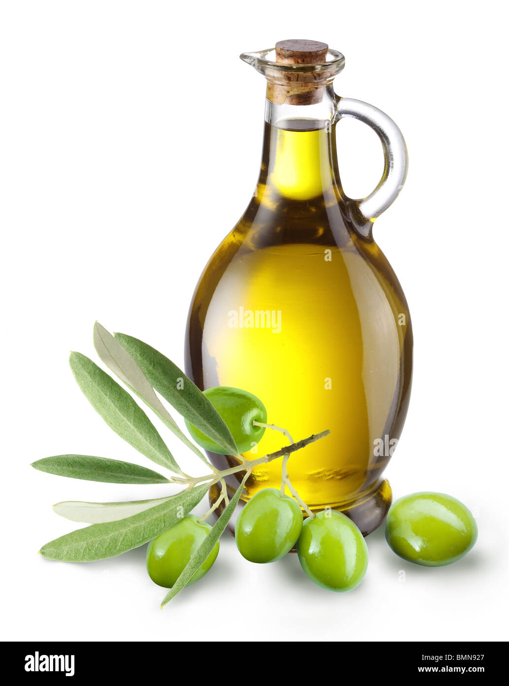 Zweig mit Oliven und eine Flasche Olivenöl isoliert auf weiss Stockfoto