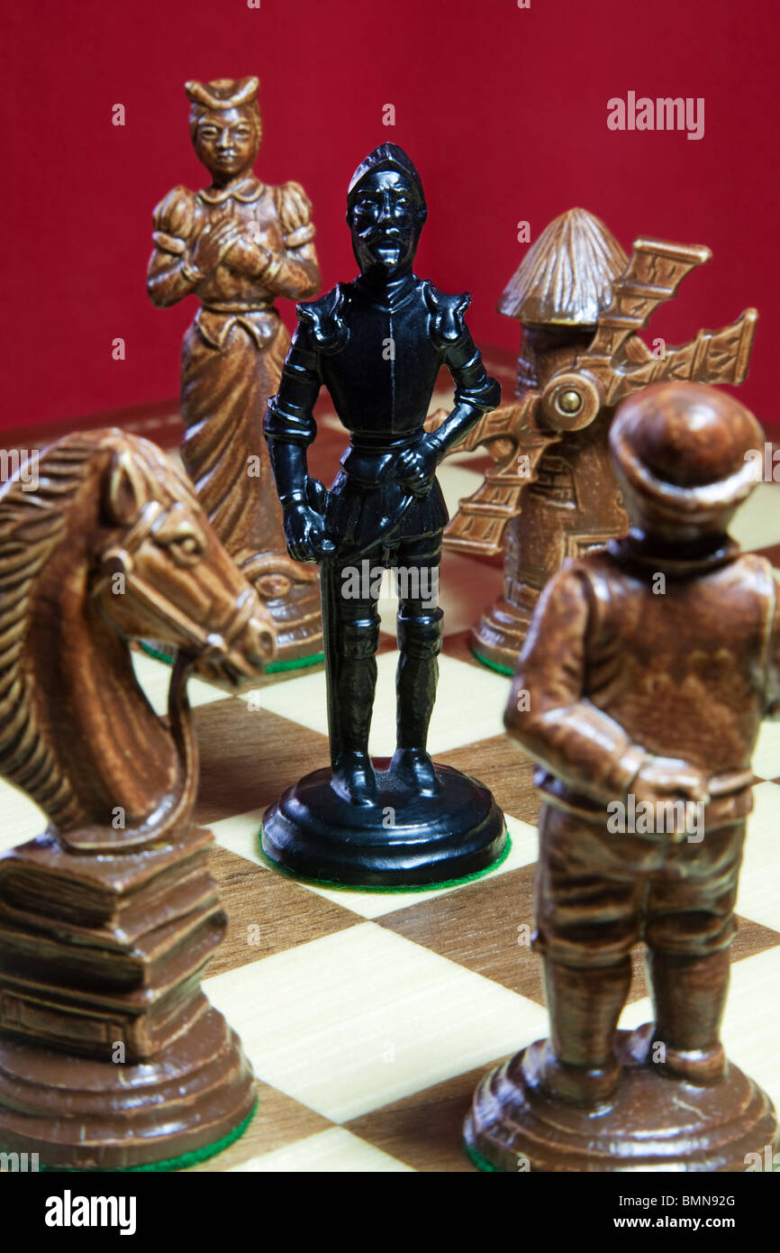 Ein schwarzer König umgeben von weißen Figuren am Ende eines Spiels. Stockfoto
