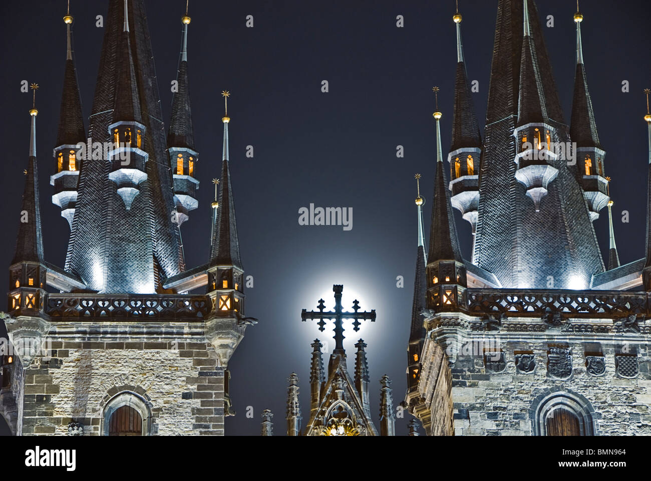 Blick auf die Türme der Teynkirche nachts in Prag. Tschechische Republik, Europa Stockfoto