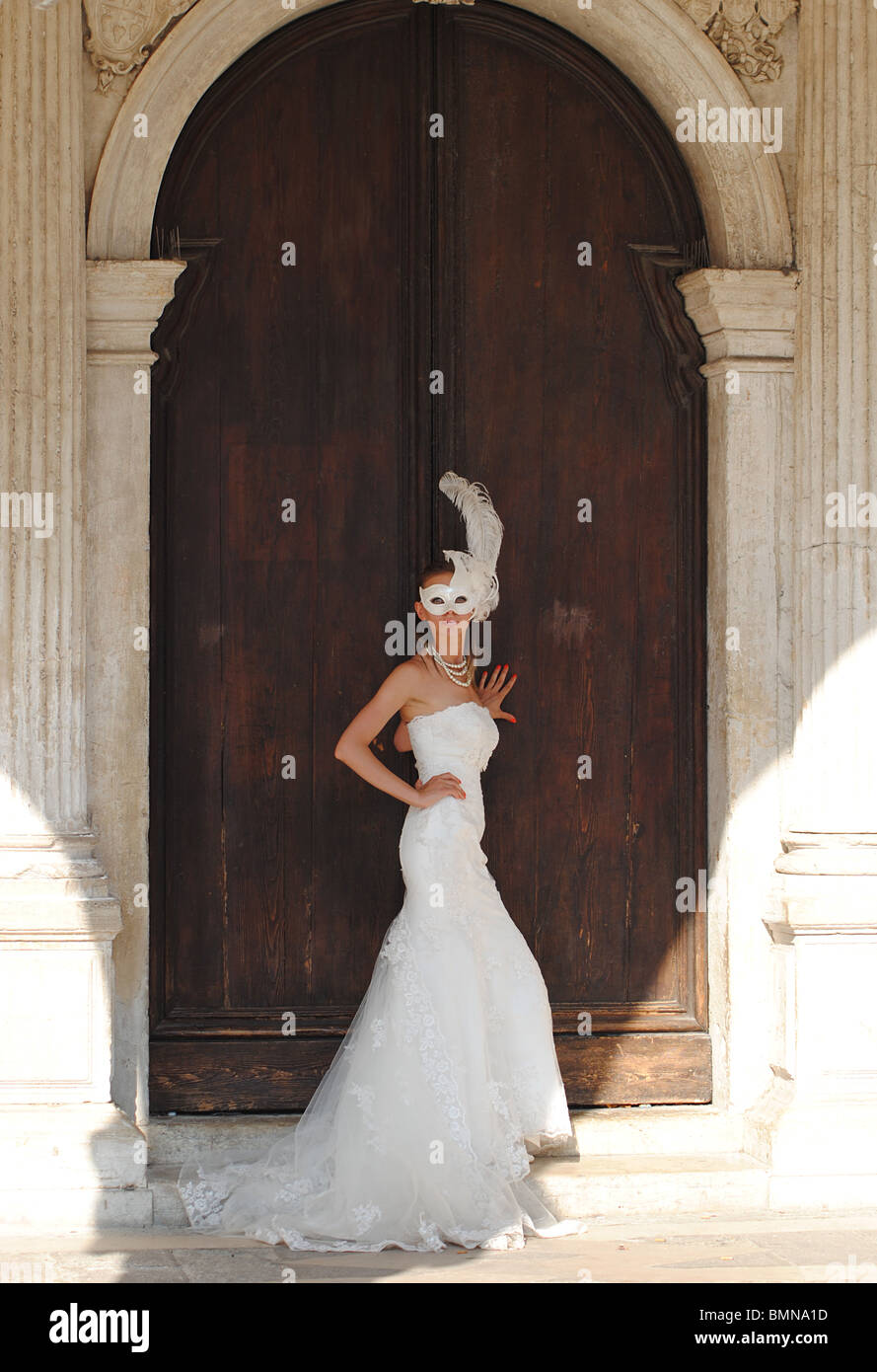 Eine Braut im typisch venezianische Maske in Markusplatz entfernt, Venedig, Italien Stockfoto