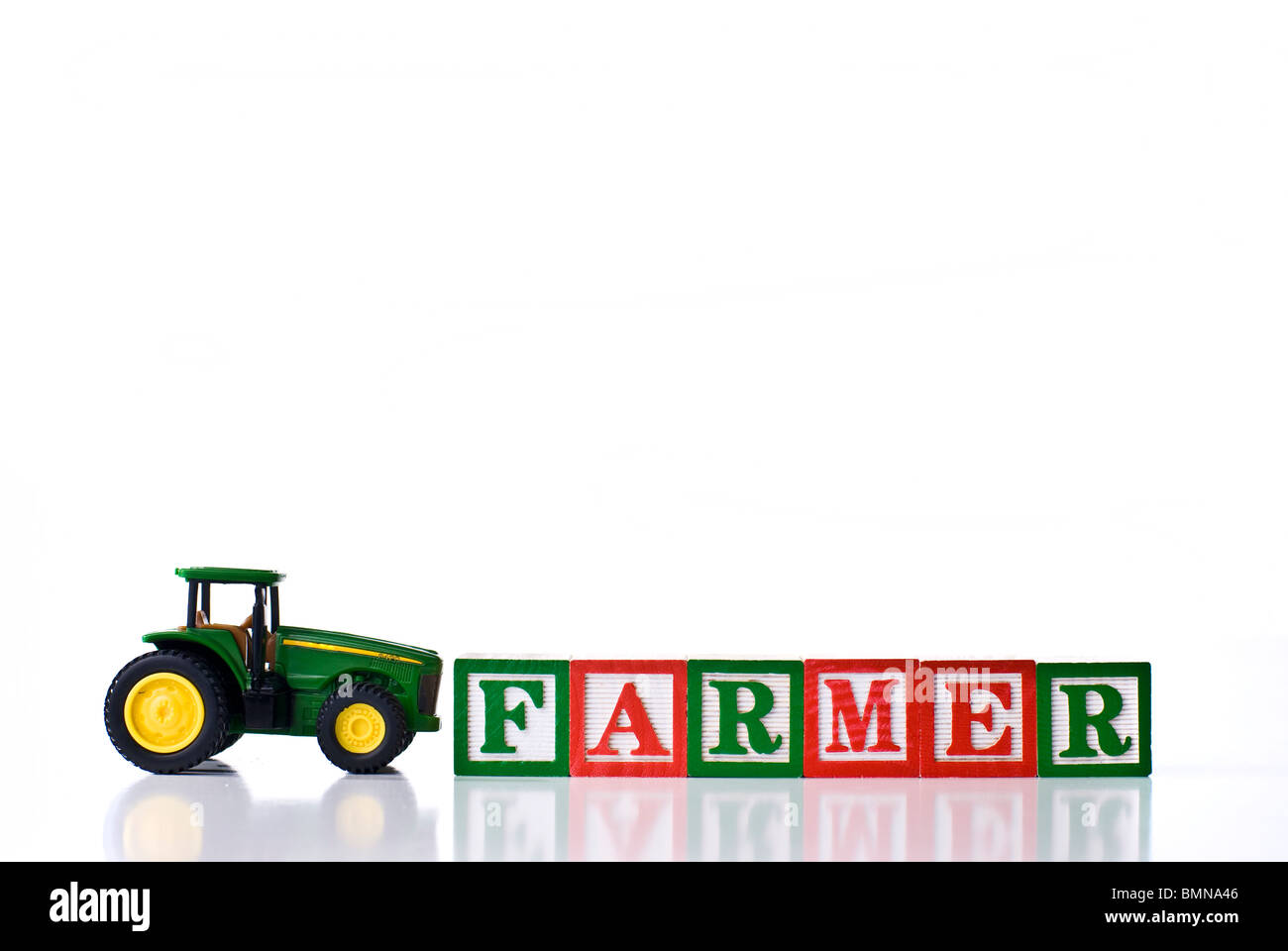 Bunte Kinder-Blöcke Rechtschreibung Bauer mit dem Traktor Stockfoto