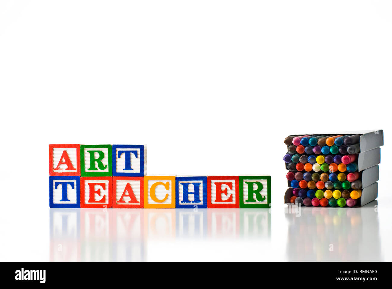 Bunte Kinder-Blöcke Rechtschreibung ART TEACHER mit bunten Buntstifte Crayolas Stockfoto