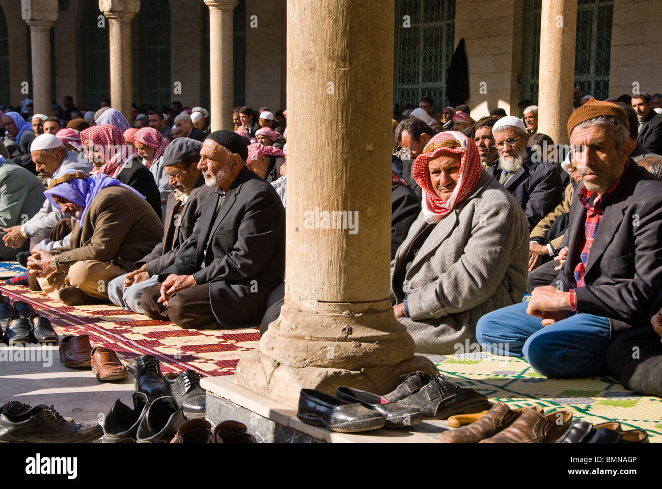 Gruppe der Muslime beten in einer Moschee, Sanliurfa, Türkei, Asien. Stockfoto