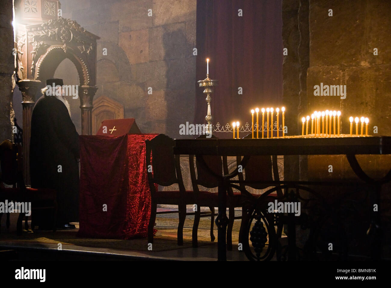 Priester beten in einer orthodoxen Kirche in Armenien. Stockfoto