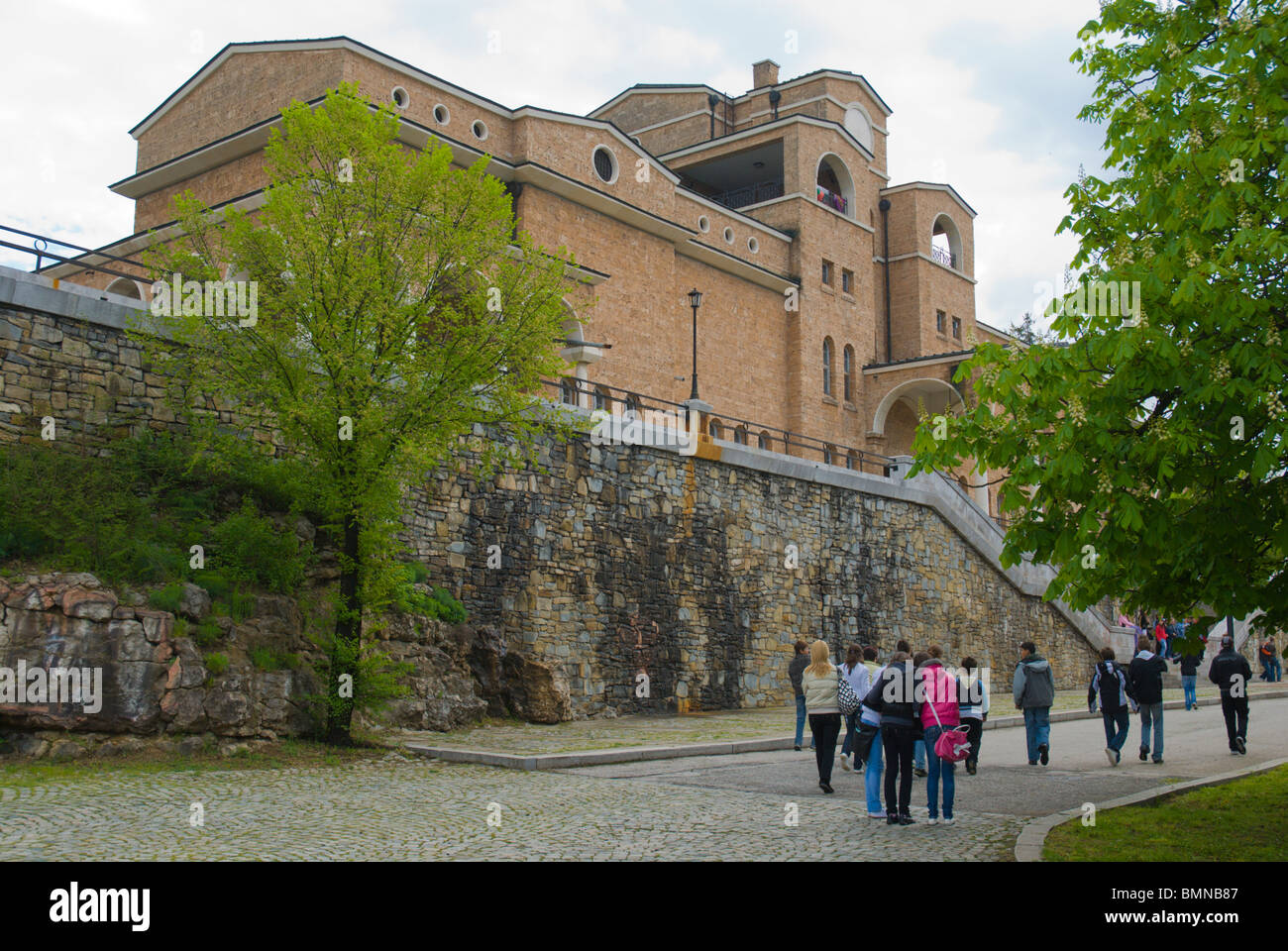 Gruppe von Jugendlichen Besucher außerhalb Staatliches Kunstmuseum zentrale Veliko Tarnovo Bulgarien Balkan Mitteleuropa Stockfoto