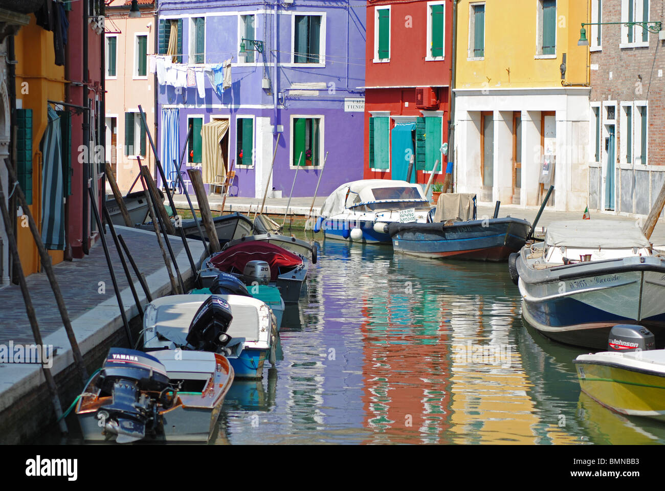 Bunte Gebäude spiegelt sich in einem Kanal Burano, Italien Stockfoto