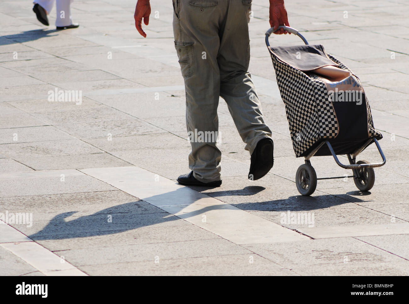 Man zieht eine Einkaufstasche auf Rädern, Venedig, Italien Stockfoto