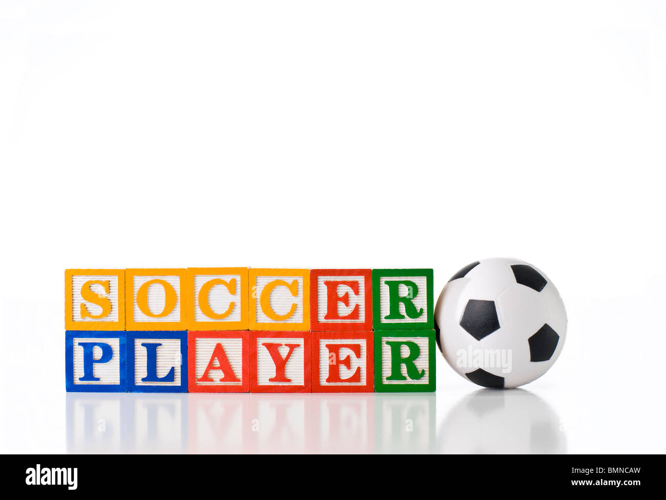 Bunte Kinder-Blöcke Rechtschreibung Fußballspieler mit einem Fußball Stockfoto