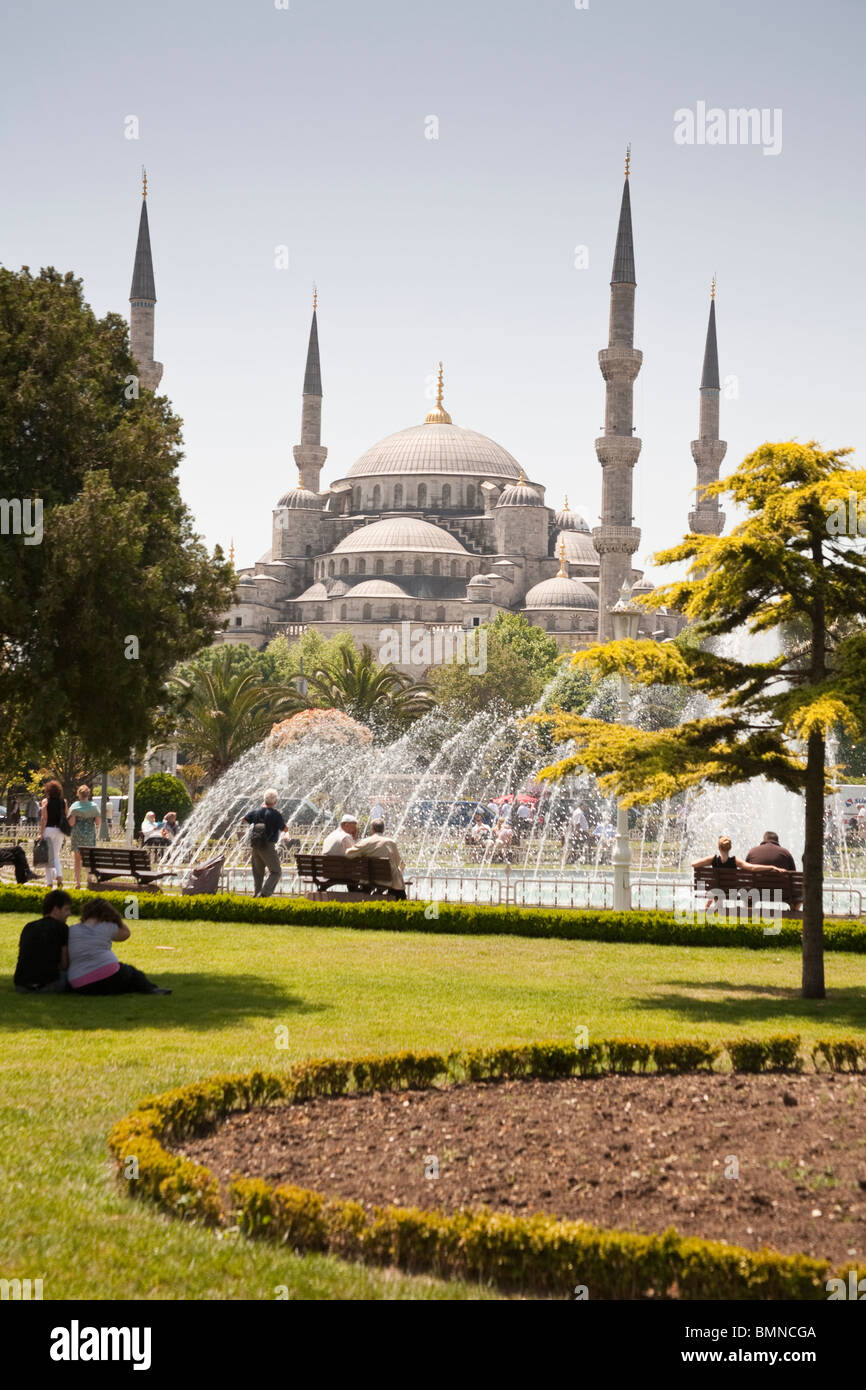 Touristen vor Sultanahmet-Moschee, auch bekannt als die blaue Moschee und Sultan Ahmed Mosque, Istanbul, Türkei Stockfoto