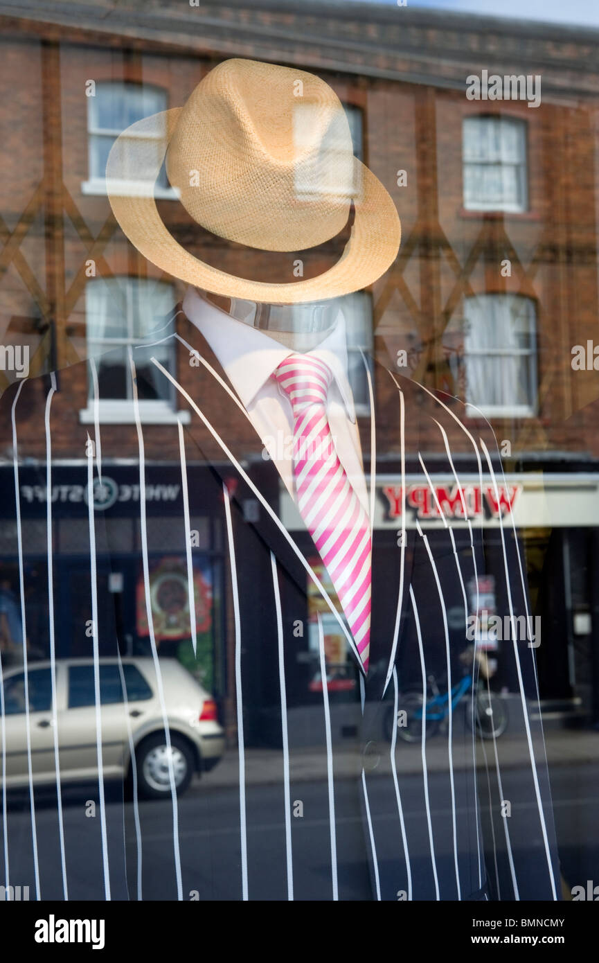 Ein Marlow Kleidung Shop Schaufenster mit einem typisch englischen Panamahut Blazer und Krawatte; die Reflexion ist von Marlow High Street Stockfoto