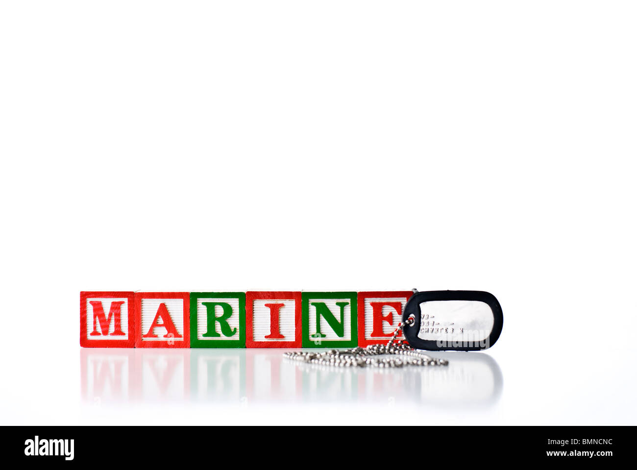 Bunte Kinder-Blöcke Rechtschreibung MARINE mit militärischen Erkennungsmarken Stockfoto