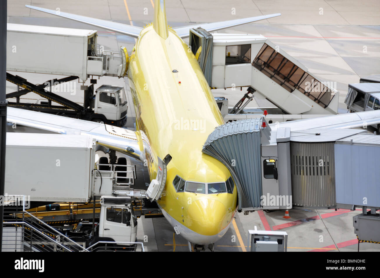 Mittlerer Größe Flugzeug am Gate - catering Service-Checks durchgeführt wird geliefert, gewartet wird Stockfoto