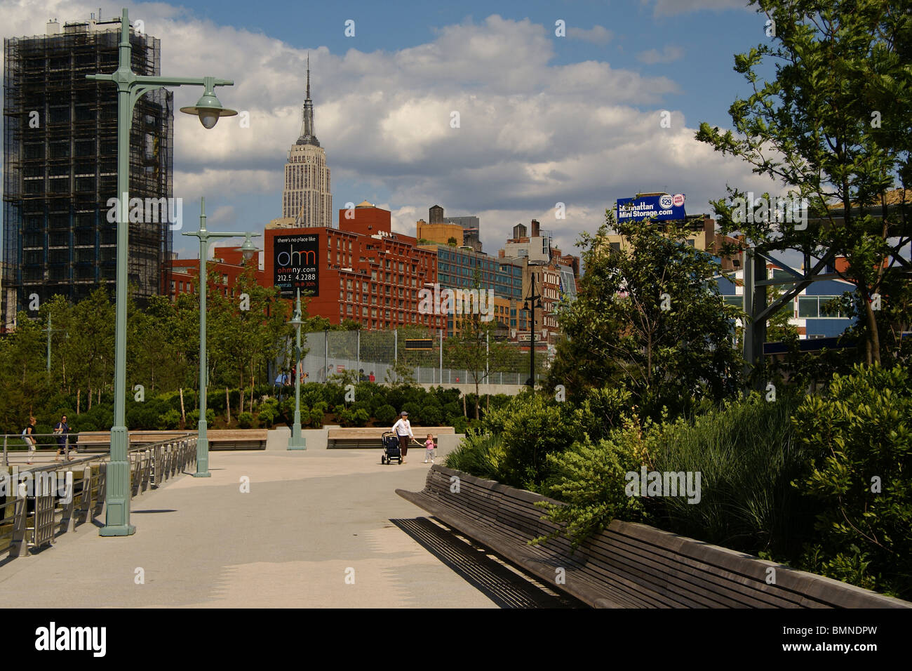 Park in Chelsea Piers in Manhattan, New York. EMpire State building in den Rücken Stockfoto