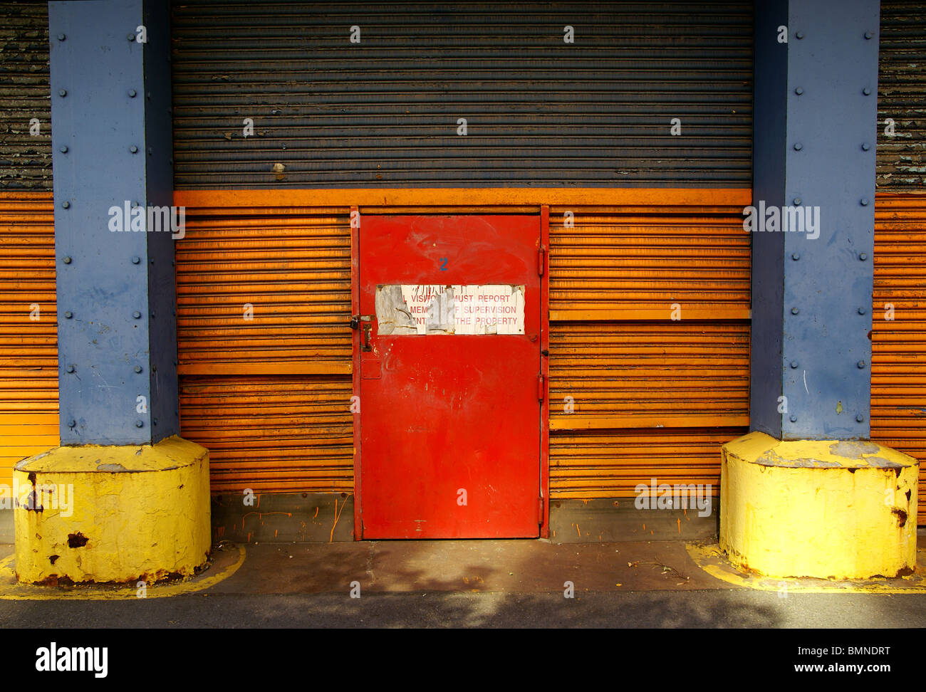 Leuchtend rote Tür Stockfoto