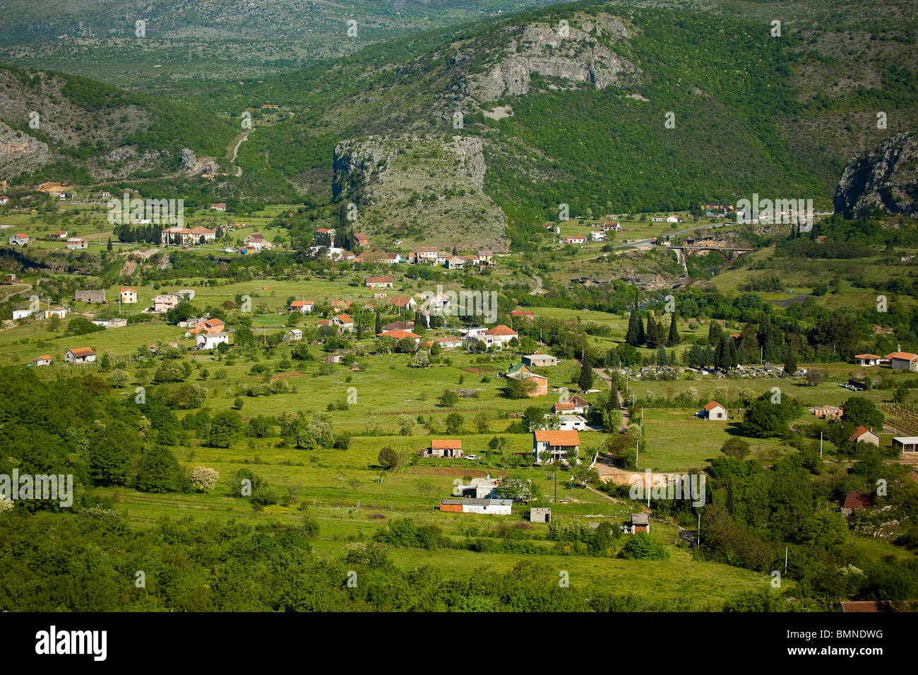 Montenegro Frühlingslandschaft - Moraca-Schlucht Stockfoto