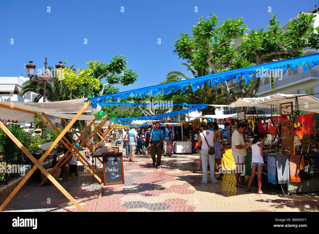 Flohmarkt-Stände, Passeig de s "Alamera, Santa Eularia des Riu, Ibiza, Balearen, Spanien Stockfoto